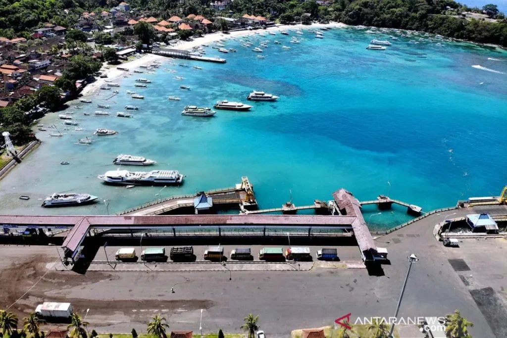 penyebrangan melalui pelabuhan padangbai